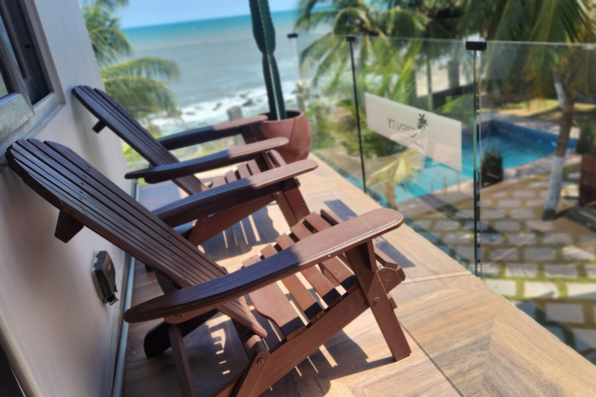 Eine Holzterrasse mit Blick auf das Meer und einem Schild, das eine Zeitbeschränkung anzeigt.