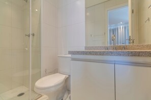 Superior studio (439042 ) | Badkamer | Een douche, handdoeken, zeep, shampoo