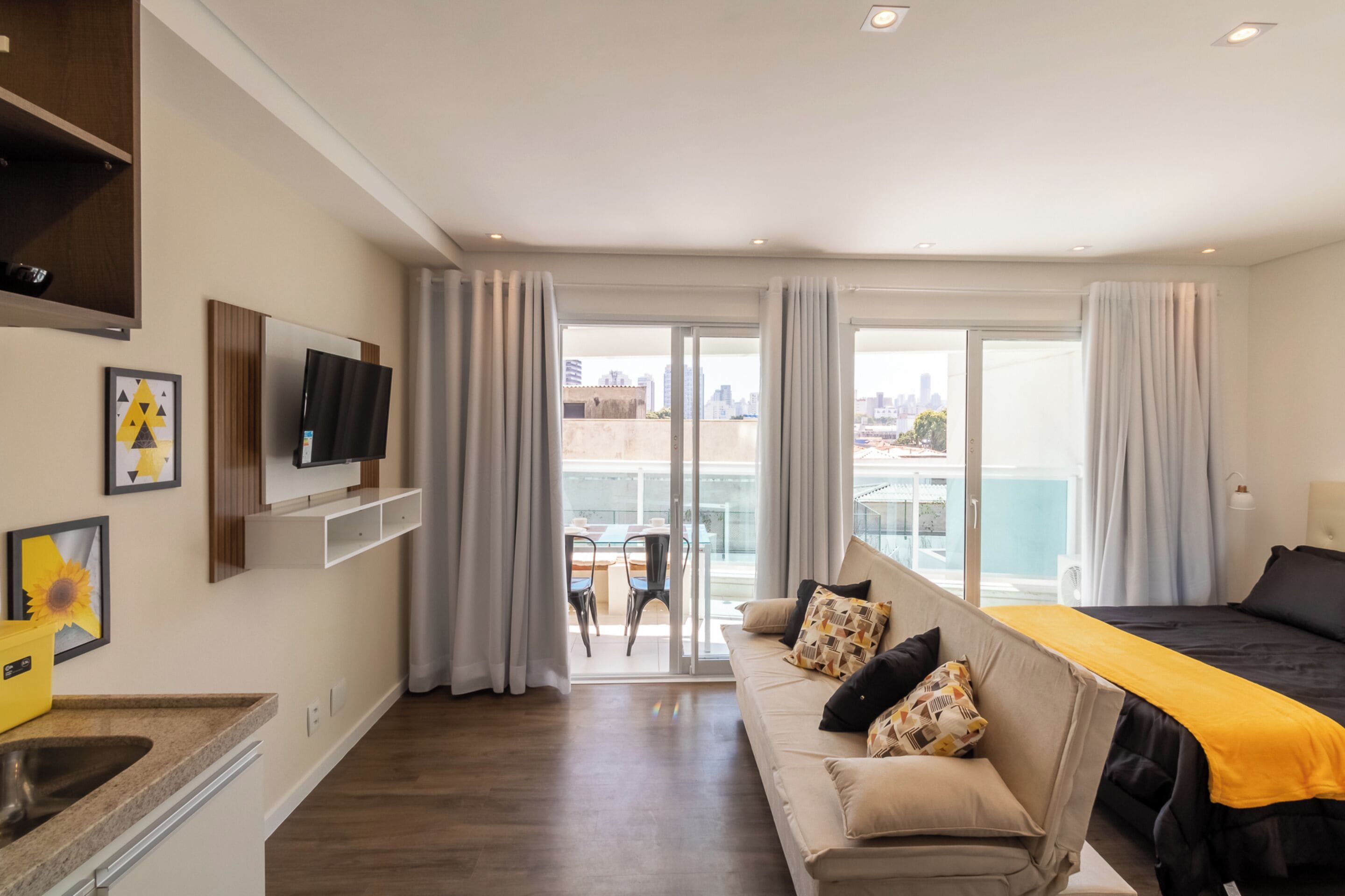 Standard Studio (437605 ) | Living area | 32-inch Smart TV with digital channels