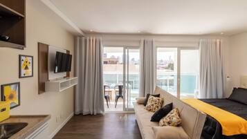 Standard Studio (437605 ) | Living area | 32-inch Smart TV with digital channels