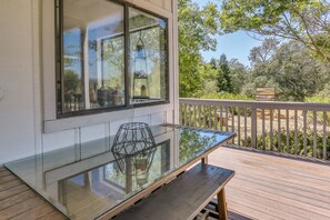 Outdoor dining - Pet-Friendly Coarsegold Vacation Rental w/ Deck! (Coarsegold)