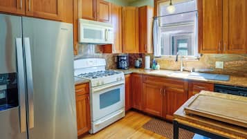 Fridge, microwave, stovetop, dishwasher