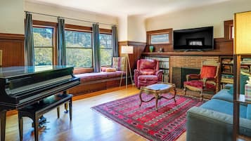 TV, fireplace
