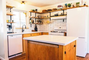 Private kitchen - Convenient Location Mid Term Rental, Pets allowed! Great neighborhood (South Salt Lake)