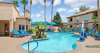 Las Vegas | Couples Vegas Retreat | Pool + Hot Tub