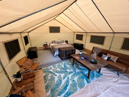 1 slaapkamer, een strijkplank/strijkijzer, wifi, beddengoed. Safari Tent nestled in the woods on the Schroon River with beach and island!