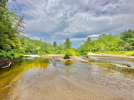 Strand. Safari Tent nestled in the woods on the Schroon River with beach and island!