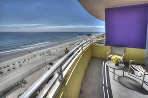 Property grounds - 2 Bedroom Deluxe Condo, Kitchen, Sleeps 8, on Daytona Beach, Ocean Walk Resort!! (Daytona Beach)