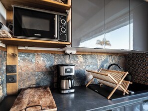 Frigorifero, microonde, forno, piano cottura