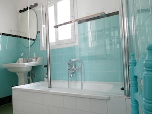 Shower, hair dryer, towels, soap - Nice traditional house beside the beach and valleys, with beautiful views (Pego)
