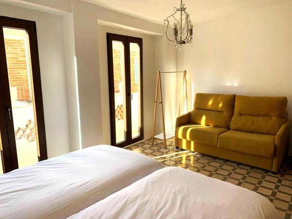 3 bedrooms, iron/ironing board, WiFi, bed sheets