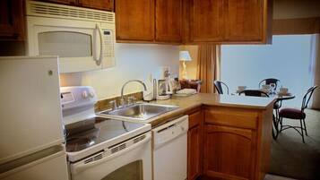 Micro-ondes, cafetiĂšre/bouilloire