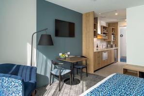 Escritorio, sistema de insonorización, tabla de planchar con plancha