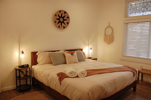 PGH Delight - 2B/1B, ALL NEW w/ Free Street Parking, Perfect for family vacation