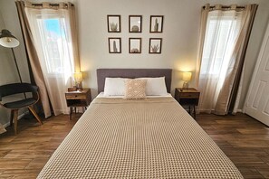 2 Schlafzimmer, Schreibtisch, Bügeleisen/Bügelbrett, Reisekinderbett