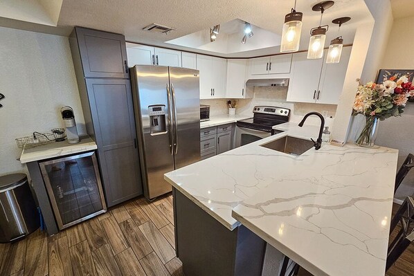 Kühlschrank, Mikrowelle, Ofen, Herdplatte