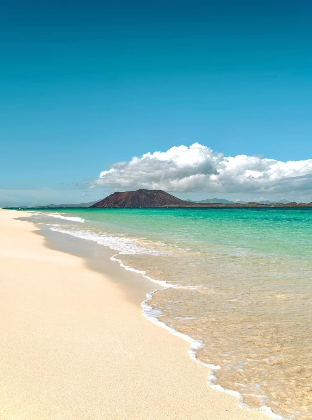 Perto da praia, espreguiçadeiras, toalhas de praia 