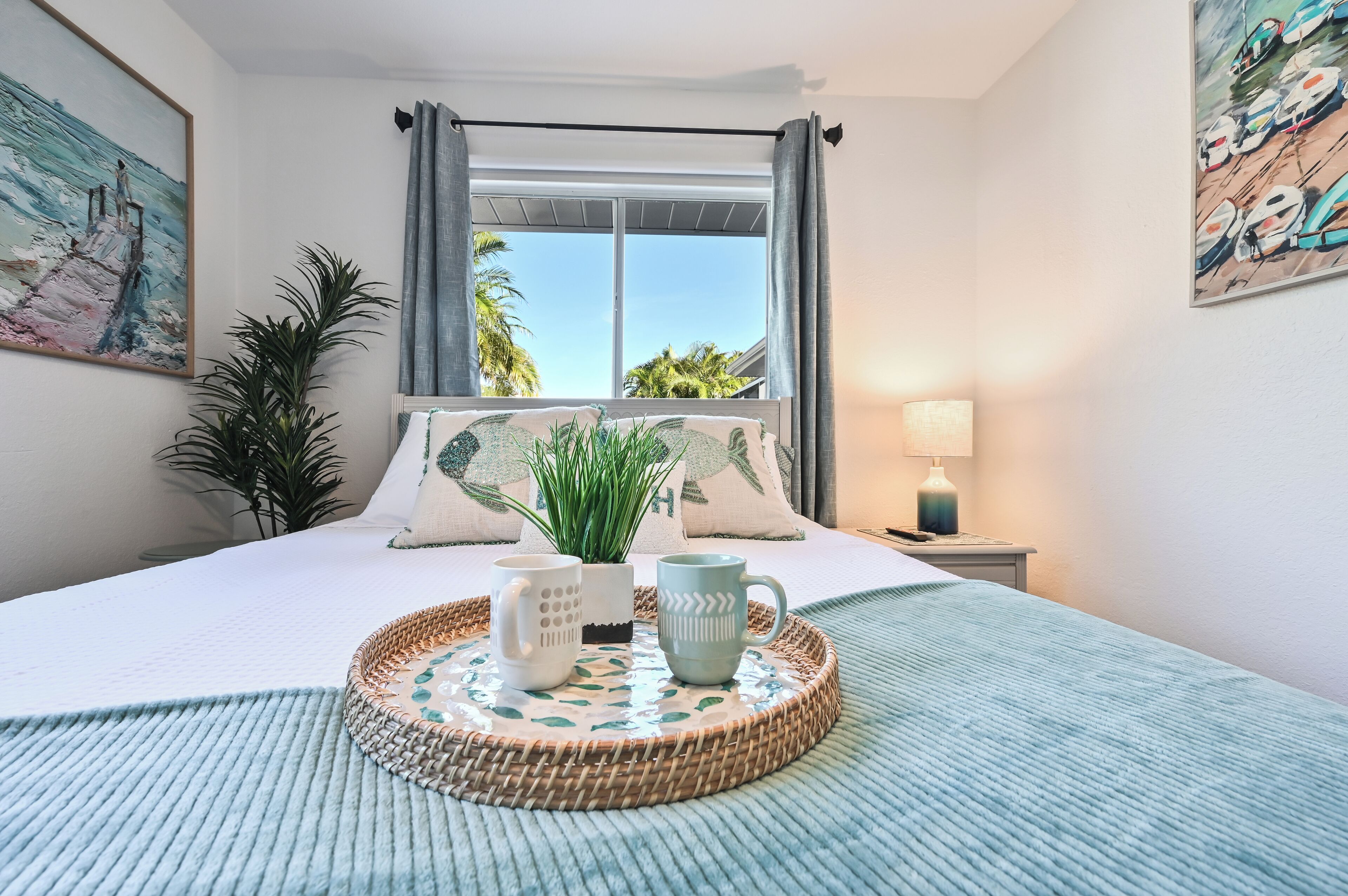 3 habitaciones, escritorio y tabla de planchar con plancha 