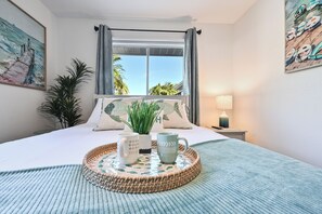 3 bedrooms, desk, iron/ironing board, travel crib - Private Heated Pool-Hot Tub-Fire Pit-Tiki Bar-Large Yard-Great Location! (Naples)