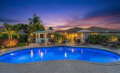 Private Heated Pool-Hot Tub-Fire Pit-Tiki Bar-Large Yard-Great Location!