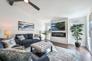 Smart TV, fireplace, books - Private Heated Pool-Hot Tub-Fire Pit-Tiki Bar-Large Yard-Great Location! (Naples)