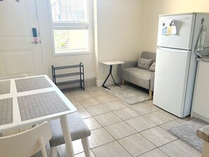 Interior - 2Bedroom 1Bath Seperate Entrance Lower-level Quiet, Cofy and Convenience (Burnaby)