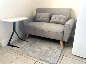 Living area - 2Bedroom 1Bath Seperate Entrance Lower-level Quiet, Cofy and Convenience (Burnaby)