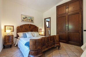 4 quartos, ferros/tábuas de passar roupa, roupa de cama