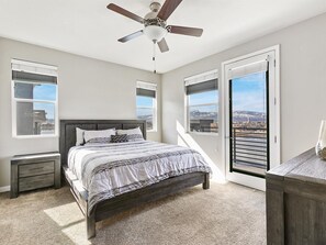 2 bedrooms, iron/ironing board, WiFi, bed sheets - Lakefront Condo w/ Jacuzzi, Rooftop near  Mall, Casino, Theater w/ City Views (Sparks)