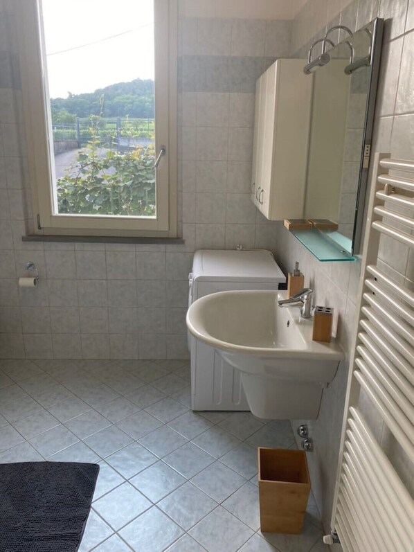 Dusche, Haartrockner, Bidet, Handtücher