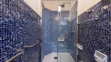 Dusche, Haartrockner, Bidet, Handtücher