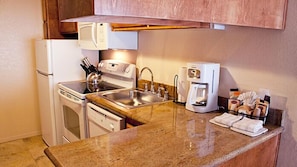 Réfrigérateur, four à micro-ondes, surface de cuisson, lave-vaisselle