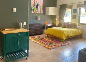 1 bedroom, desk, iron/ironing board, WiFi - Chic Studio Apartment near Downtown and Shopping (Santa Fe)