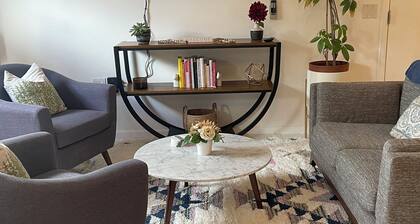 Chic Studio Apartment near Downtown and Shopping