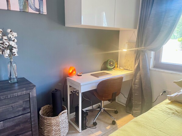 1 bedroom, desk, iron/ironing board, WiFi - Chic Studio Apartment near Downtown and Shopping (Santa Fe)