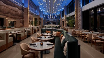 2 間餐廳;供應早餐、午餐、晚餐;美國菜