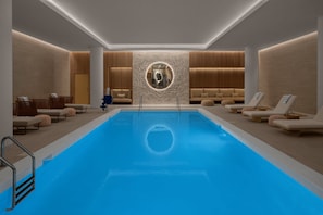Piscina interna, funciona das 6h30 às 21h, espreguiçadeiras