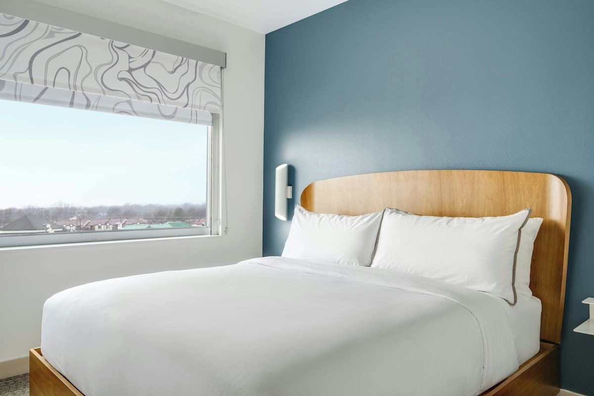 أغطية فراش متميزة وأسرّة بطبقة علوية مريحة وخزنة داخل الغرفة ومكتب