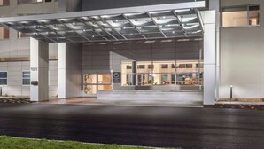 Un hotel moderno con un llamativo letrero de 'element by Westin', varios pisos y una zona de entrada cubierta.