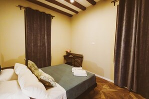 1 slaapkamer, een strijkplank/strijkijzer, internet, beddengoed