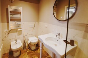 Een douche, een haardroger, een bidet