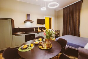 1 habitación, tabla de planchar con plancha, internet y ropa de cama 