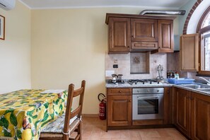 Fridge, stovetop