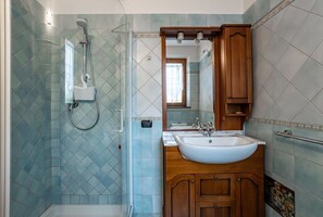 Doccia, asciugacapelli, bidet