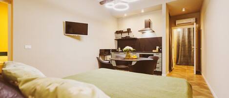 1 habitación, tabla de planchar con plancha, internet y ropa de cama