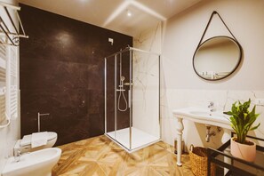 Een douche, een haardroger, een bidet, handdoeken