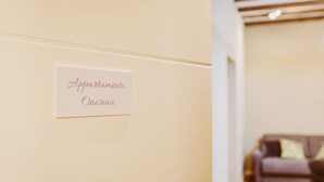 Señal que indica 'Apartamento Onorina' en una pared.