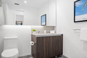 مجففات شعر، مناشف، صابون، شامبو