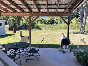 Outdoor dining - Cozy home with great outdoor space to relax, bbq or play with your fur baby.  (Gray Summit)