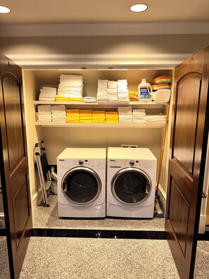 Interior - Cozy Luxury getaway King bedroom  (Atlanta)